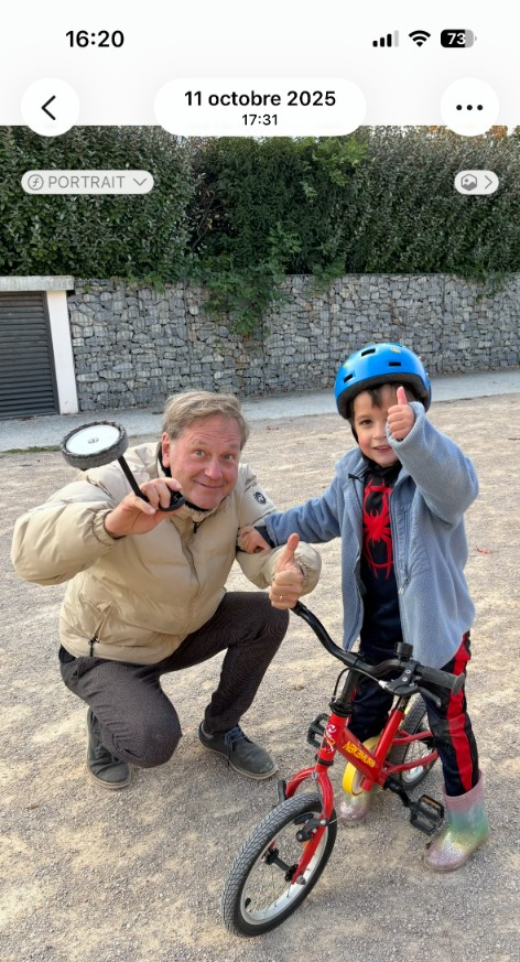 Un enfant fait du vélo pour la première fois sans les petites roulettes.